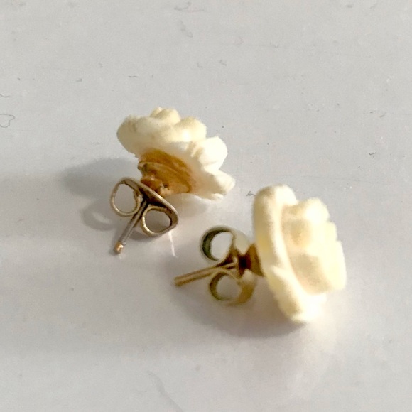 Vintage Flower stud earrings - white - Picture 4 of 4